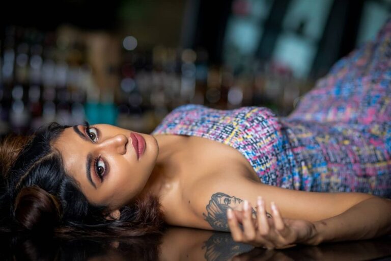 முட்டியில் புது டாட்டூ.. மோசமான போஸில் ரசிகர்களுக்கு ஷாக் கொடுத்த நடிகை ஓவியா.