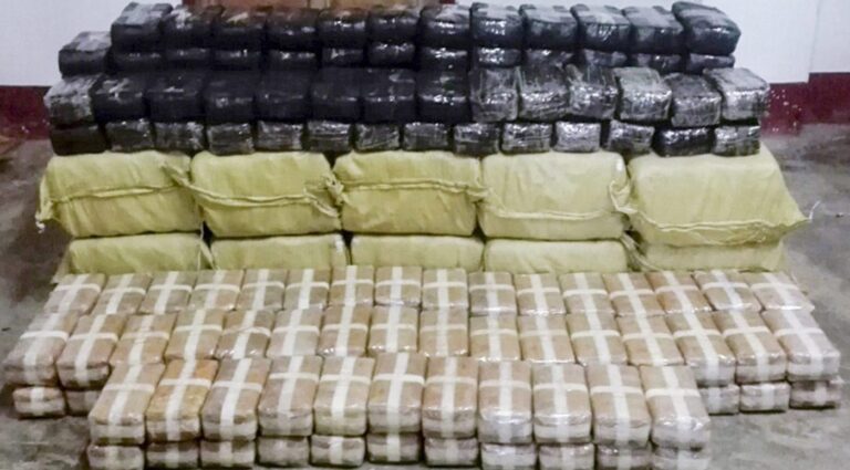 நியூ சவுத் வேல்ஸ் படகில் கண்டுபிடிக்கப்பட்ட டன் கணக்கிலான போதைப்பொருள்