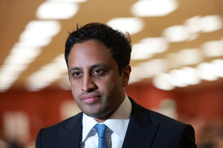 இங்கிலாந்தின் வலதுசாரி சீர்திருத்தக் கட்சியின் தலைவர் பதவி விலகல்