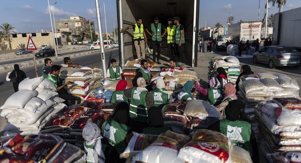 காசா மக்களுக்கு நிவாரணம் – 15 லட்சம் டன் உதவிப் பொருட்களை அனுப்பிய எகிப்து