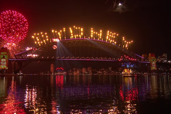 துயரம் மறைந்து ஒளி பிறக்கட்டும்: பயங்கரவாத அச்சுறுத்தலுக்கு மத்தியிலும் சிட்னியில் அமைதிப் புத்தாண்டு 2026!