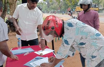 பயங்கரவாதச் சட்டத்தை நீக்க கோரி கிளிநொச்சியில் கையெழுத்து போராட்டம்