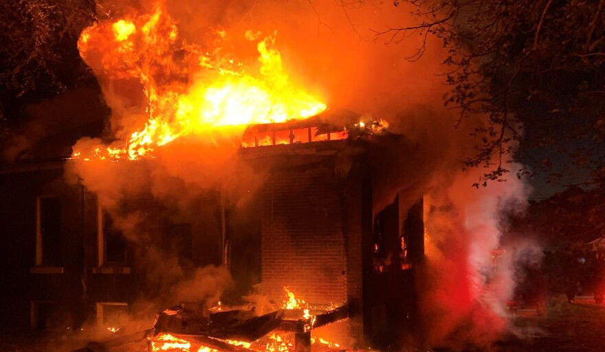 மட்டக்களப்பு தீவிபத்தில் வீடு முற்றாக எரிந்தது