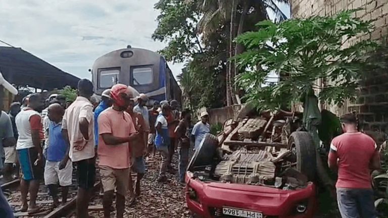 ரயிலுடன் கப் ரக வாகனம் மோதியதில் இருவர் பலி!