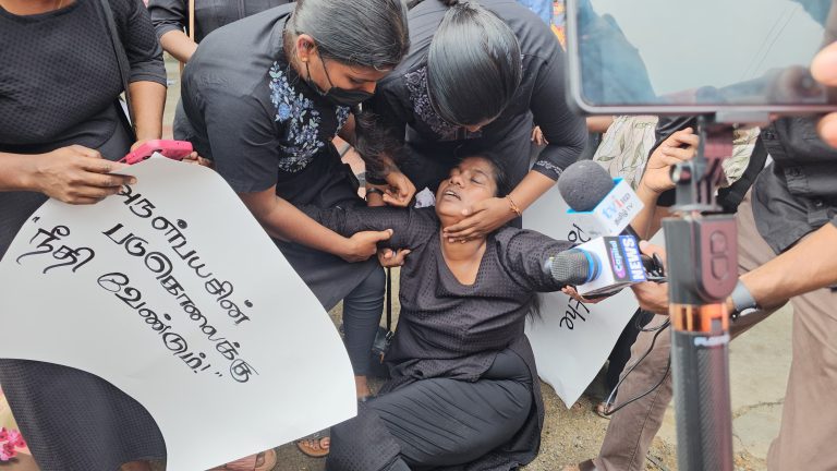 யாழில் இடம்பெற்ற போராட்டத்தில் மயங்கி விழுந்த தாயார்!