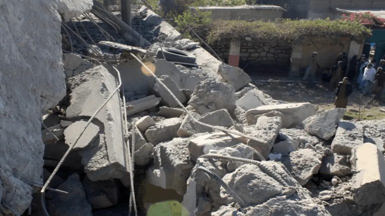 பாகிஸ்தானின் தாக்குதலில்  ஆப்கான் எல்லையில் 15 பேர் பலி!