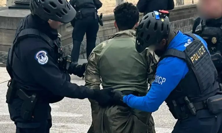 அமெரிக்க பாராளுமன்றத்துக்குள் துப்பாக்கியுடன் நுழைந்த இளைஞன் கைது!